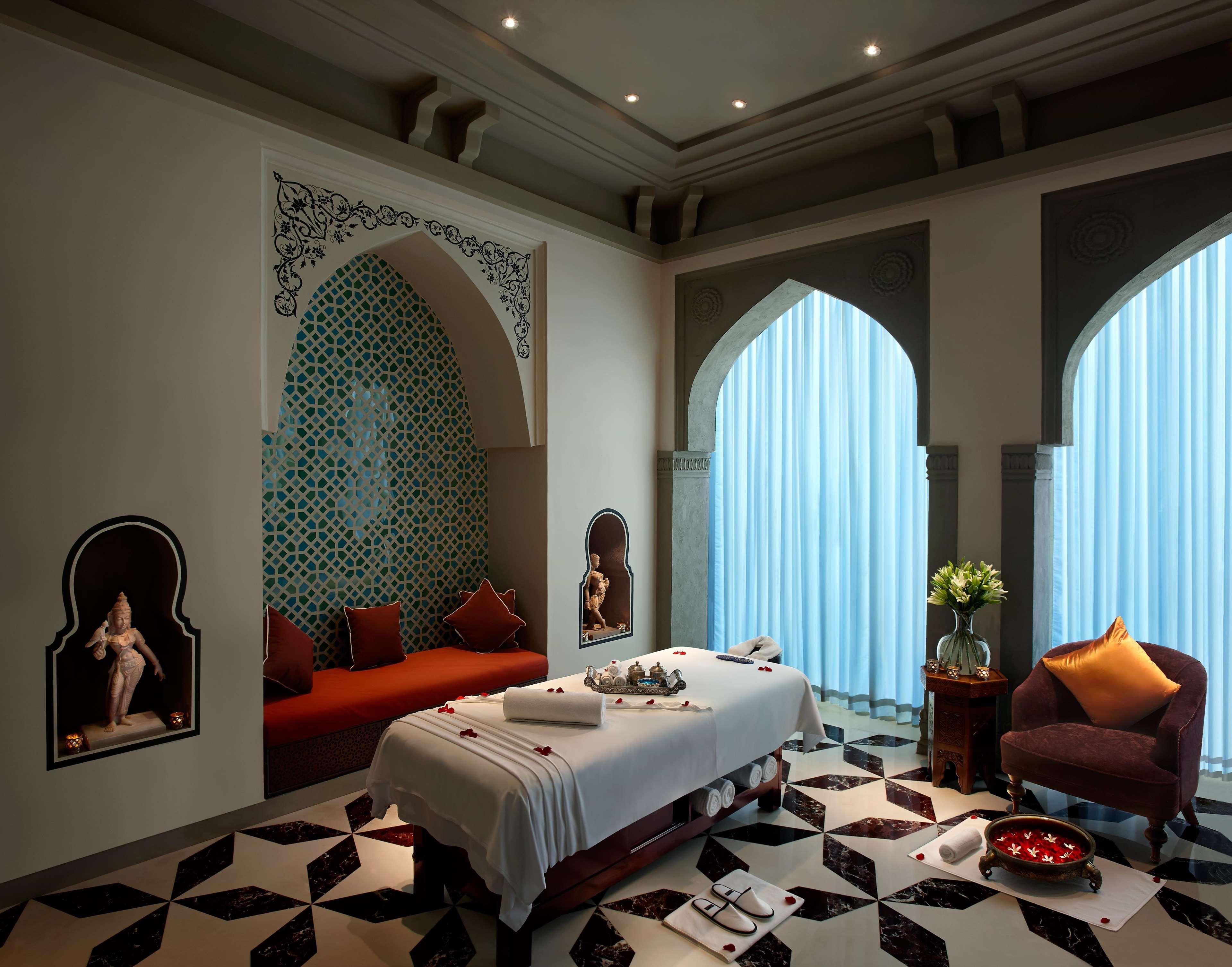 페어몬트 자이푸르 호텔 외부 사진 A spa treatment room at the Taj Mahal Palace, Mumbai, India