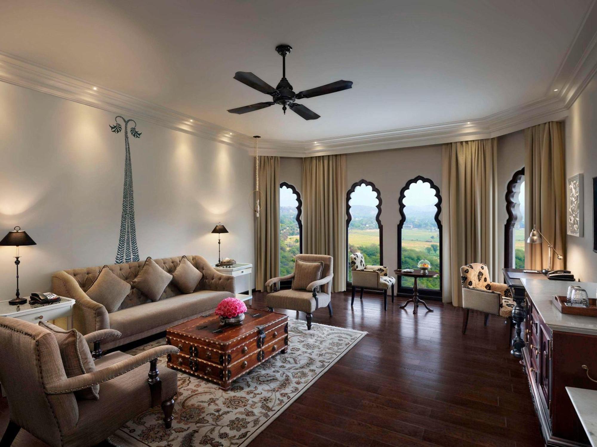 페어몬트 자이푸르 호텔 외부 사진 A suite at The Oberoi, Gurgaon